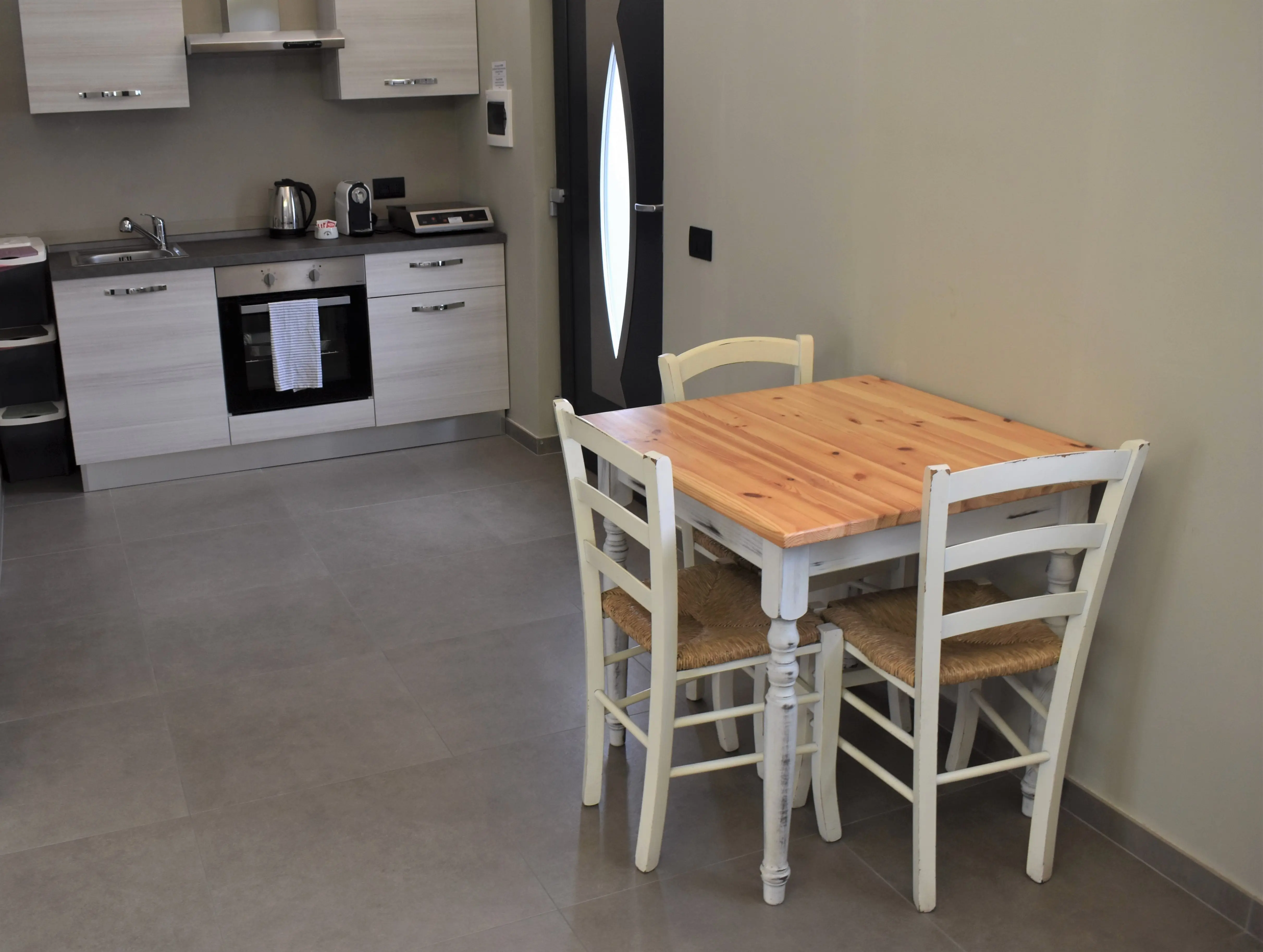 Black & White, Cairate